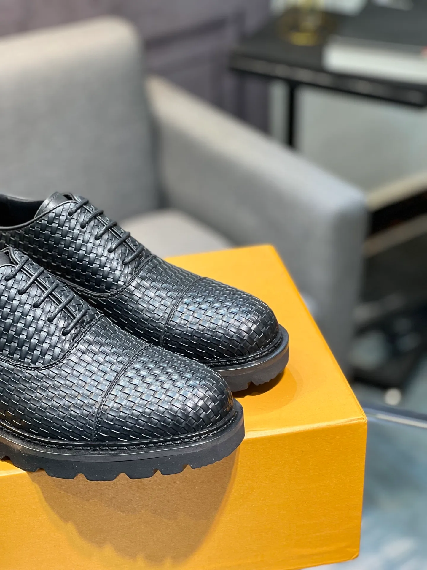 Men's shoes 💰820 [LV] - High-end quality - Upper: 🔝 tumbled cowhide, Nappa cowhide, brand logo sewn on shoe body - Lining: cowhide, foot pads; water-dyed cowhide - Outsole: TPR·rubber foam; two-color molded outsole -Super high quality control·Fine workmanship: highlighted (high-end·luxury·grade) -Size: 39-44 (38 45 can be customized)